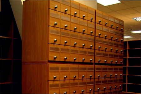 Металлический шкаф для хранения трудовых книжек